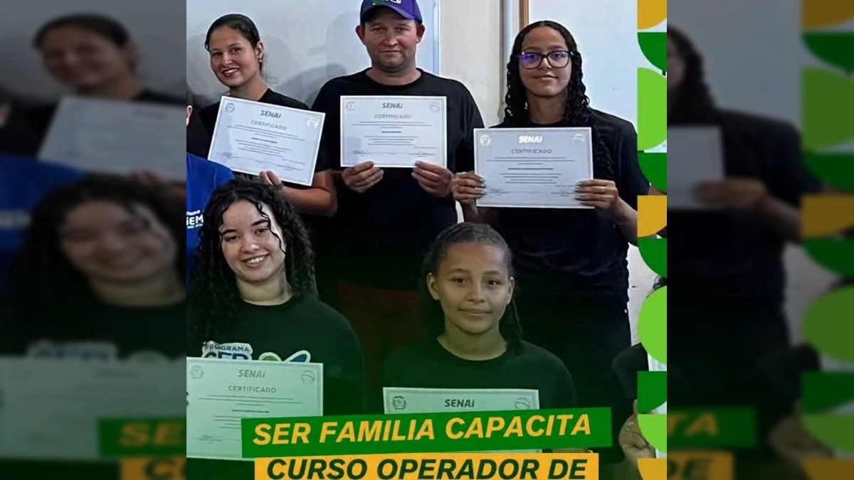 Alunos e professores do SENAI comemoram a formatura do curso de Operador de Computador em Cláudia. Créditos: Prefeitura de Cláudia / Instagram.