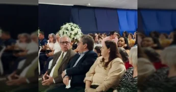 Formandos do curso de Administração da UNEMAT em Paranatinga durante a cerimônia de graduação, com o prefeito Marcos Tomazini discursando. Crédito: @pref.paranatinga.