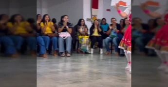 Imagem do Fórum Municipal de Educação em Querência, com profissionais da educação participando de atividades de formação. Créditos: Prefeitura de Querência-MT / Instagram