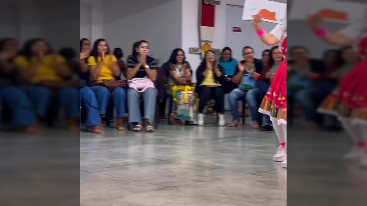 Imagem do Fórum Municipal de Educação em Querência, com profissionais da educação participando de atividades de formação. Créditos: Prefeitura de Querência-MT / Instagram