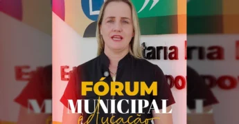 Secretária de Educação Marciele Eidt em Querência, MT, anunciando o Fórum Municipal de Educação. Créditos: Prefeitura de Querência-MT / Instagram
