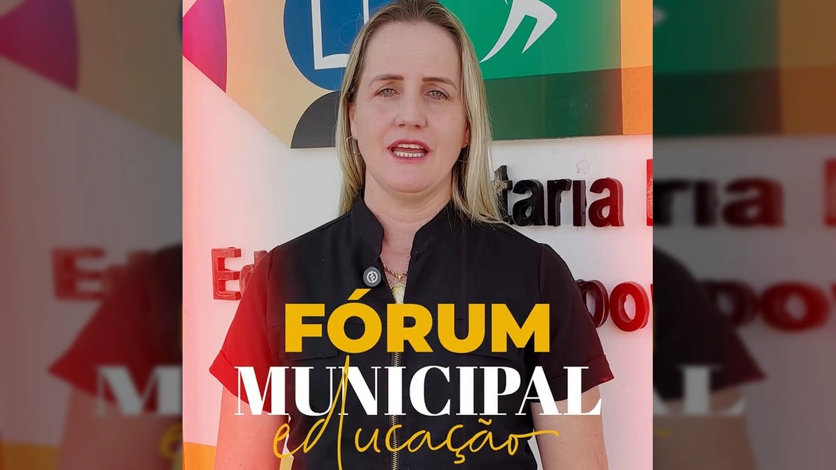 Secretária de Educação Marciele Eidt em Querência, MT, anunciando o Fórum Municipal de Educação. Créditos: Prefeitura de Querência-MT / Instagram