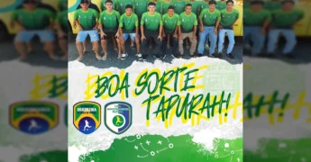 Jogadores da equipe Sub-17 de Futsal de Tapurah posam em frente a ônibus, representando a jornada para o Brasileiro de Ligas. Créditos: Prefeitura de Tapurah / Instagram.