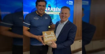 Governador Mauro Mendes recebendo presente de Alisson Fagner Santos Trindade sobre o novo shopping náutico em Mato Grosso. Créditos: ranchodomano / Instagram