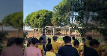 Alunos e equipe da Escola Cecília Meireles trabalhando na horta escolar em Monte Alto, Itanhangá, sob céu azul. Créditos: Prefeitura de Itanhangá.