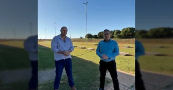 Prefeito e Vice-Prefeito de Nova Ubiratã em frente ao Hospital Municipal anunciando investimento. Crédito: Prefeitura Municipal de Nova Ubiratã / Instagram.
