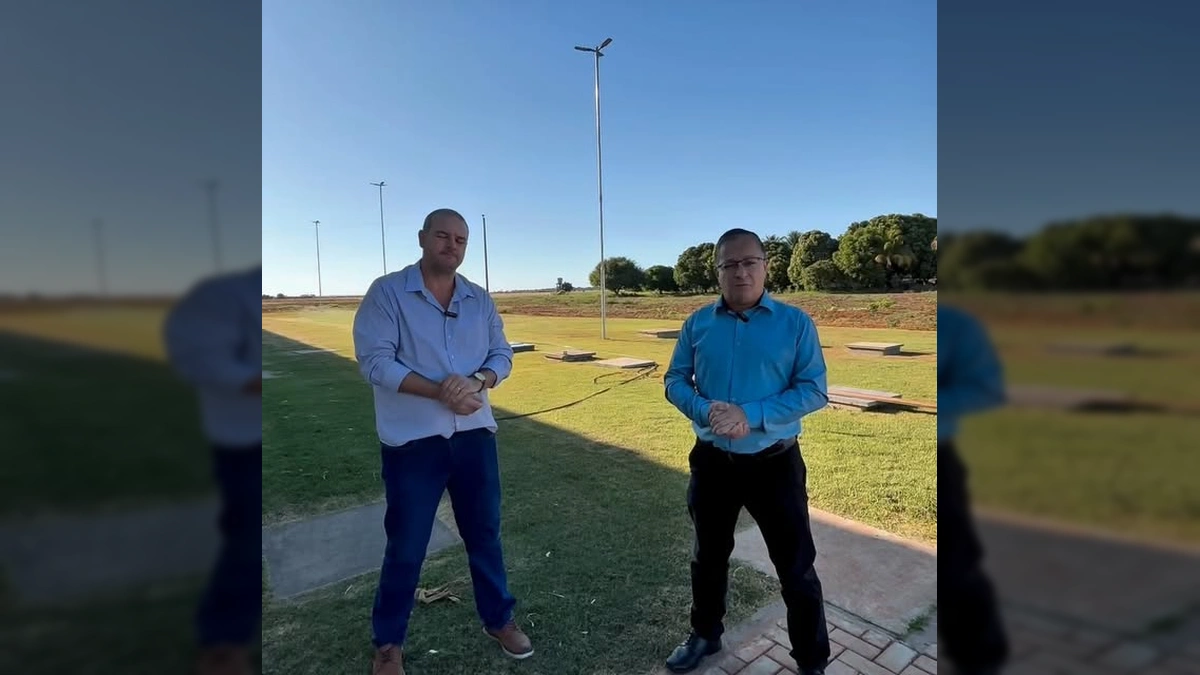 Prefeito e Vice-Prefeito de Nova Ubiratã em frente ao Hospital Municipal anunciando investimento. Crédito: Prefeitura Municipal de Nova Ubiratã / Instagram.