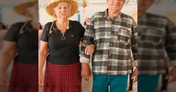 Grupo de idosos vestidos com trajes juninos dançando e se divertindo em um salão decorado com bandeirinhas em Alta Floresta / Instagram
