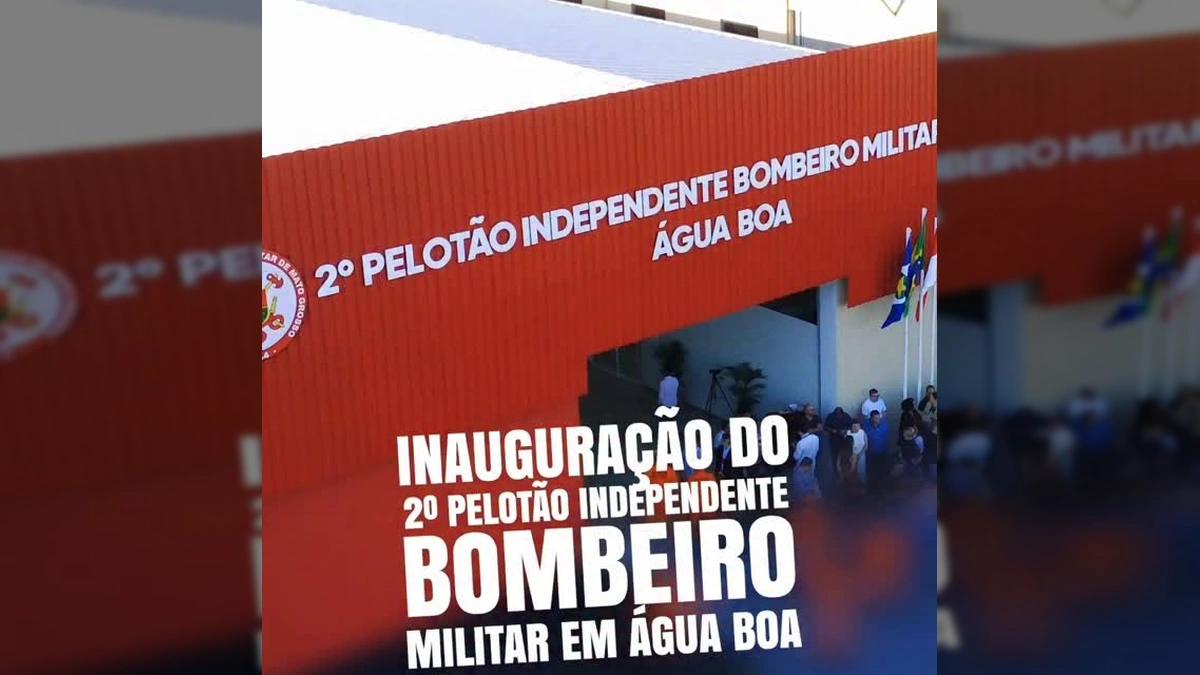 Imagem aérea da inauguração do 2º Pelotão Independente Bombeiro Militar em Água Boa, com bombeiros, autoridades e veículos de emergência. Créditos: Prefeitura de Água Boa-MT / Instagram.
