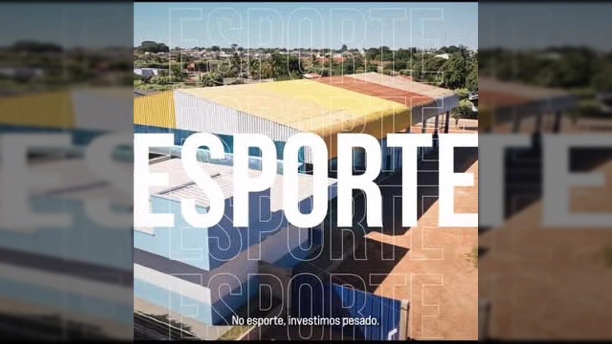 Instalações esportivas modernizadas e novas construções em Nova Ubiratã, com campo de grama sintética e quadra poliesportiva. Créditos à Prefeitura Municipal de Nova Ubiratã / Instagram