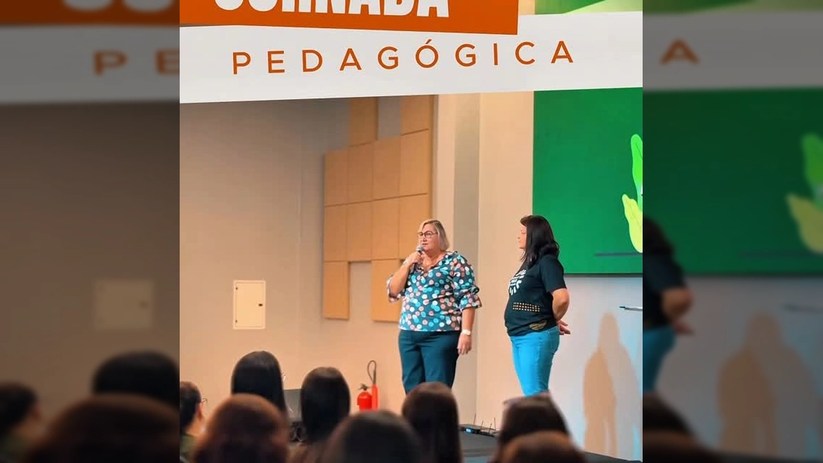 Educadores assistindo a uma palestra na Jornada Pedagógica em Nova Mutum, por Prefeitura de Nova Mutum / Instagram