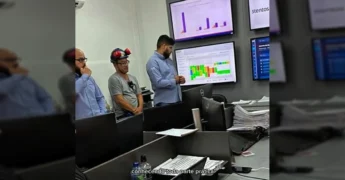 Jovem e adulto em entrevista para curso de eletrotécnica no programa Qualifica Vera em Vera, MT. Créditos: Prefeitura Municipal de Vera / Instagram.