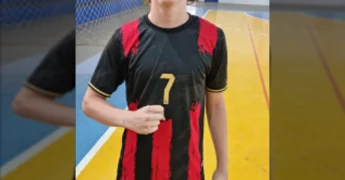 Jovem Murilo Oliveira Wawrzyniak, jogador de handebol, com seus pais Professor Nestor e Ana Paula. Crédito: Instagram @terranovadonorte.