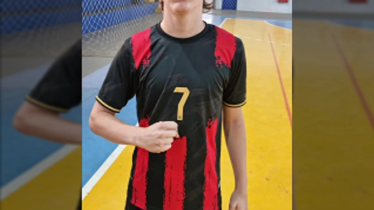 Jovem Murilo Oliveira Wawrzyniak, jogador de handebol, com seus pais Professor Nestor e Ana Paula. Crédito: Instagram @terranovadonorte.