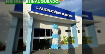 Fachada do Laboratório Municipal de Porto Esperidião decorada para a reinauguração, crédito: @portoesperidiao.mt no Instagram.