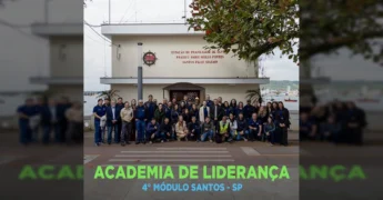 Produtores da Aprosoja MT em visita técnica ao Porto de Santos para aprender sobre logística de exportação, com navios e estruturas portuárias ao fundo / Instagram: @aprosojamt