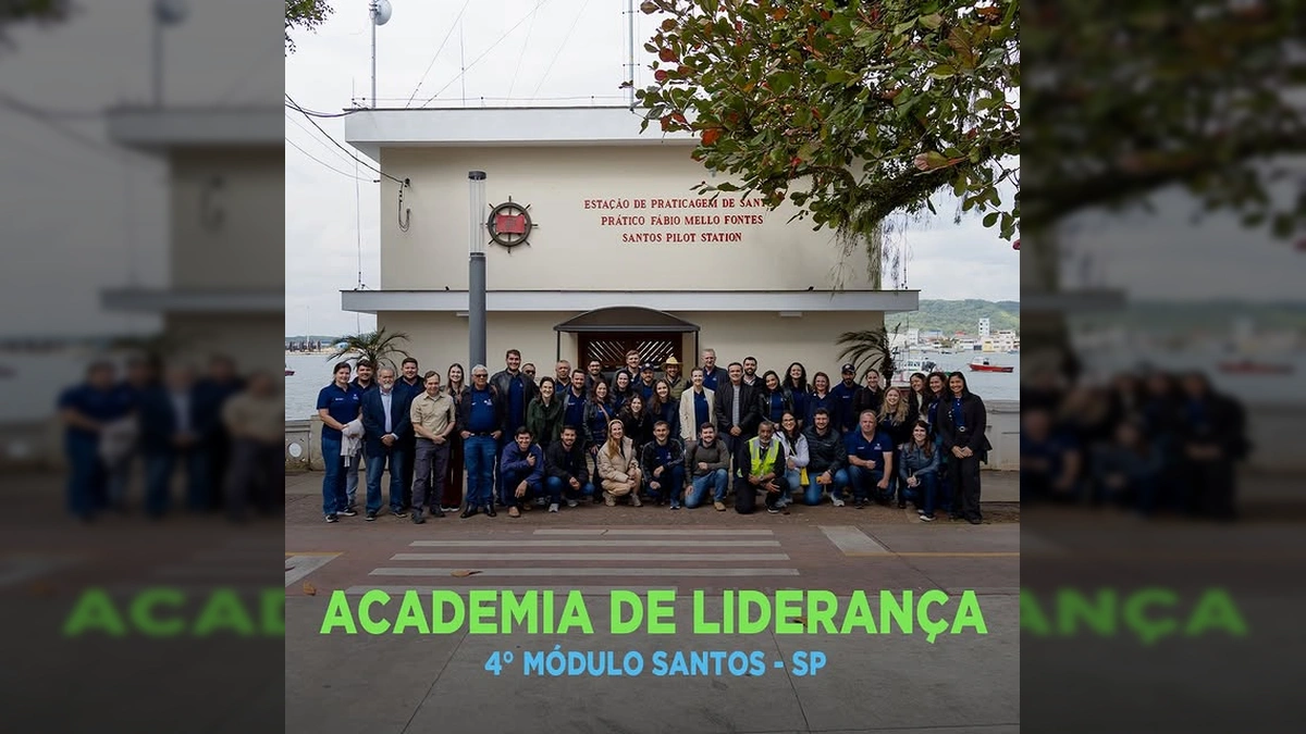 Produtores da Aprosoja MT em visita técnica ao Porto de Santos para aprender sobre logística de exportação, com navios e estruturas portuárias ao fundo / Instagram: @aprosojamt