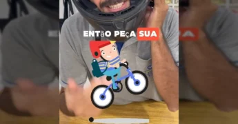 Homem colocando capacete, representando o novo serviço de delivery da Livraria Água da Vida em Sinop. Crédito: aguadavidasinop / Instagram.