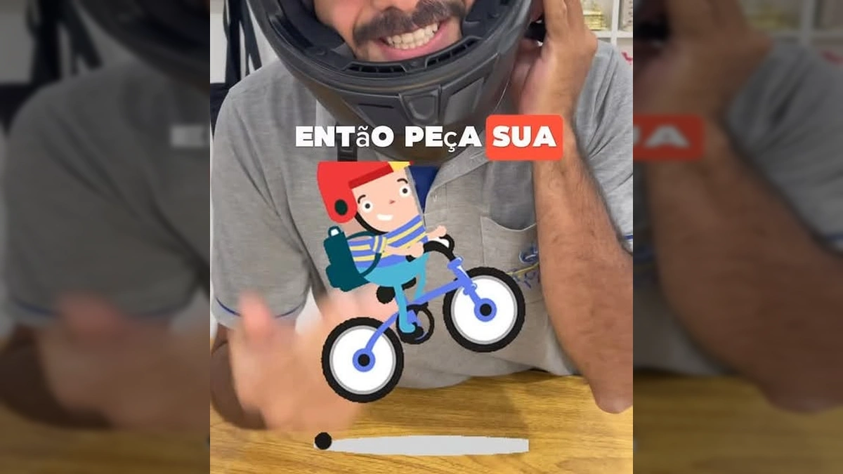 Homem colocando capacete, representando o novo serviço de delivery da Livraria Água da Vida em Sinop. Crédito: aguadavidasinop / Instagram.