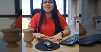 Logo da Secretaria Municipal de Assistência Social em Santa Rita do Trivelato, com duas mãos em forma de coração e mãos menores coloridas dentro, e o texto 'Secretaria Municipal de Assistência Social'. Créditos: Prefeitura Santa Rita do Trivelato