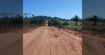 Vista da estrada rural recém-reparada na Linha 16 B, em Colniza, com o Secretário de Obras e um morador. Crédito: prefeitura_de_colniza / Instagram.