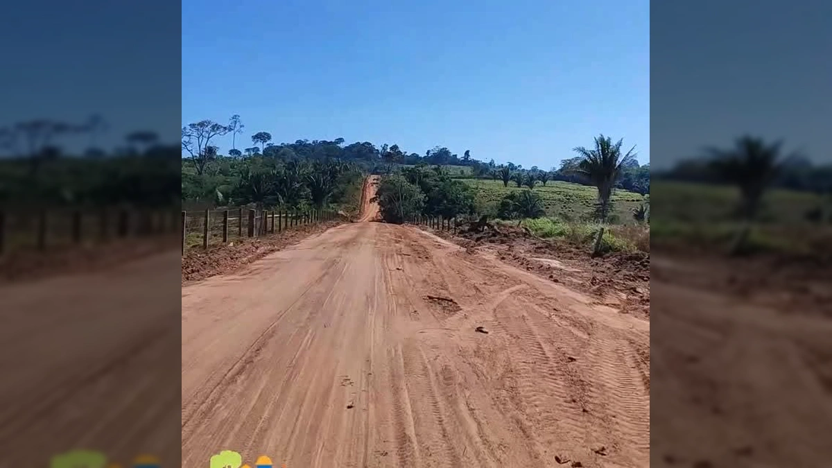 Vista da estrada rural recém-reparada na Linha 16 B, em Colniza, com o Secretário de Obras e um morador. Crédito: prefeitura_de_colniza / Instagram.