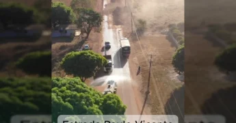 Imagem aérea mostra máquina de pavimentação e caminhão d'água trabalhando na Estrada Paulo Vicente, em Terra Nova do Norte, Mato Grosso. Créditos: terranovadonorte / Instagram.