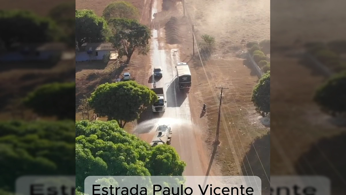 Imagem aérea mostra máquina de pavimentação e caminhão d'água trabalhando na Estrada Paulo Vicente, em Terra Nova do Norte, Mato Grosso. Créditos: terranovadonorte / Instagram.