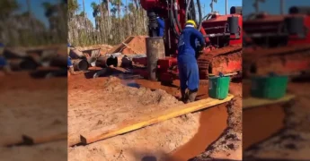 Máquina perfurando o solo vermelho em Itaúba para a construção da ponte. Créditos: Prefeitura de Itaúba / Instagram.