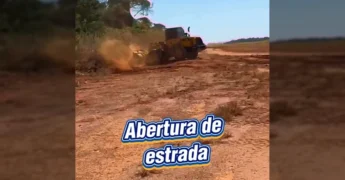 Máquina pesada amarela operando em uma estrada de terra vermelha, desmatando a lateral e levantando poeira. Créditos: Prefeitura de Gaúcha do Norte / Instagram.
