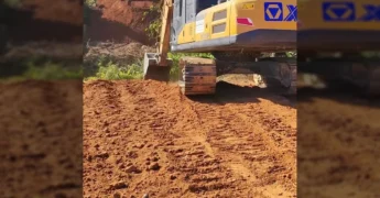 Retroescavadeira trabalhando na abertura de atalho em estrada rural de Colniza. Créditos: Prefeitura de Colniza / Instagram.