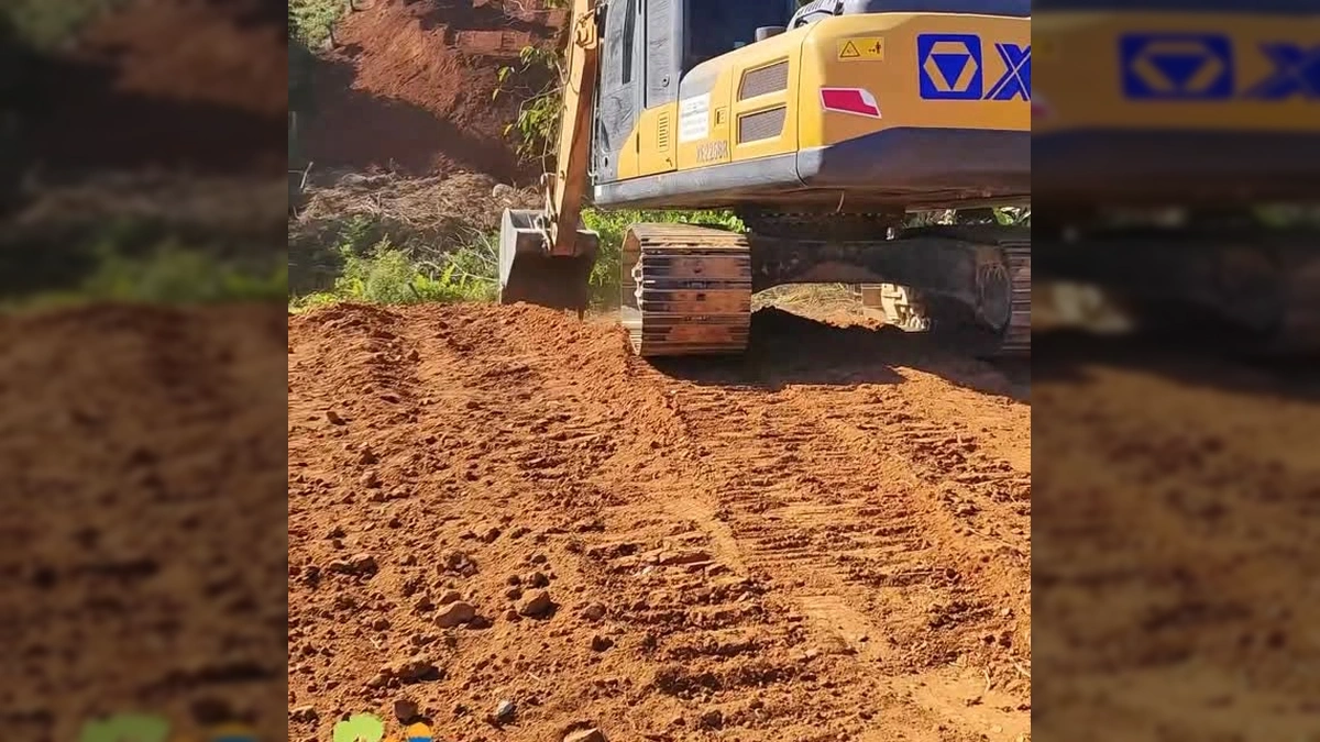 Retroescavadeira trabalhando na abertura de atalho em estrada rural de Colniza. Créditos: Prefeitura de Colniza / Instagram.