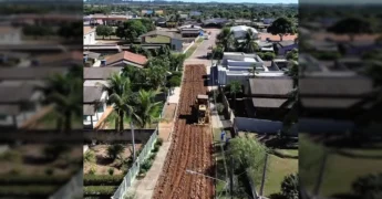 Máquina pesada Caterpillar em ação durante obras de infraestrutura na cidade de Juruena. Créditos: Prefeitura Municipal de Juruena via Instagram.