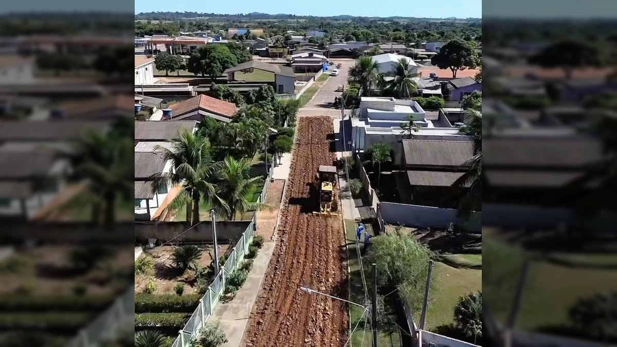 Máquina pesada Caterpillar em ação durante obras de infraestrutura na cidade de Juruena. Créditos: Prefeitura Municipal de Juruena via Instagram.