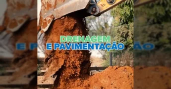Imagens aéreas e terrestres de máquinas pesadas como escavadeiras e motoniveladoras trabalhando em São José do Rio Claro, com operários auxiliando nas obras de drenagem e pavimentação. Créditos: prefeituradesaojosedorioclaro / Instagram