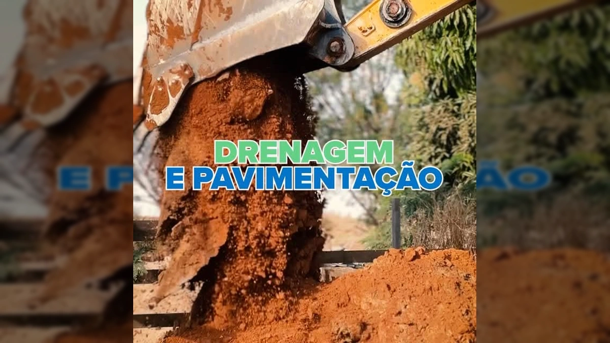 Imagens aéreas e terrestres de máquinas pesadas como escavadeiras e motoniveladoras trabalhando em São José do Rio Claro, com operários auxiliando nas obras de drenagem e pavimentação. Créditos: prefeituradesaojosedorioclaro / Instagram