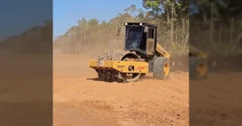 Caminhão basculante descarregando terra em estrada de chão, com máquinas de construção civil operando em Santa Rita do Trivelato. Créditos: Prefeitura de Santa Rita do Trivelato / Instagram