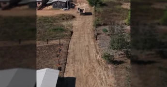 Retroescavadeira trabalhando na abertura de novas vias em Matupá, projeto de regularização fundiária. Créditos: Prefeitura Municipal de Matupá / Instagram
