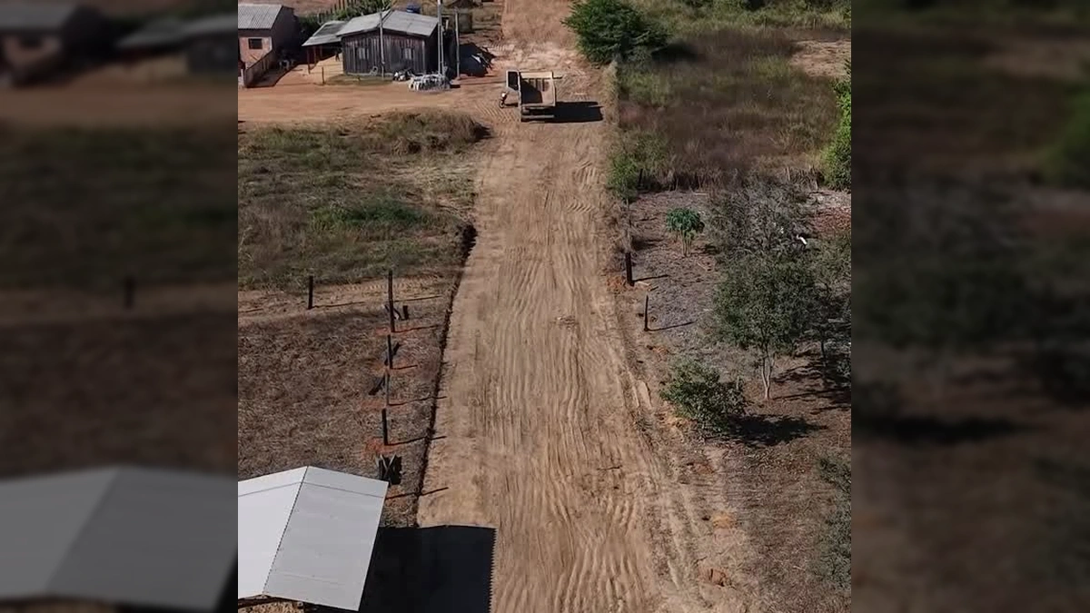 Retroescavadeira trabalhando na abertura de novas vias em Matupá, projeto de regularização fundiária. Créditos: Prefeitura Municipal de Matupá / Instagram