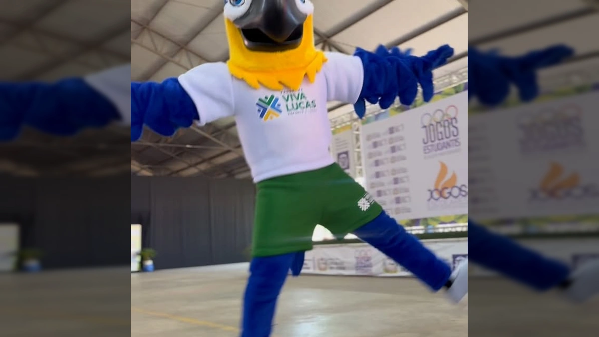 Mascote do evento e jovens atletas no pódio com medalhas e troféus em Lucas do Rio Verde. Créditos: Instagram / vivalucasesportelazer.