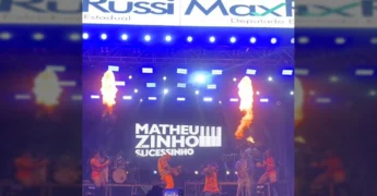 Imagem do show de Matheuzinho Sucessinho e DJ Google Play em Luciara, Mato Grosso, durante a Temporada de Praia 2025. Créditos: Prefeitura Municipal de Luciara / Instagram