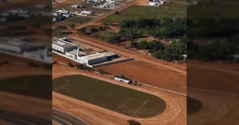 Imagem da via não asfaltada em Matupá, com postes de luz ao lado. Créditos: Prefeitura Municipal de Matupá / Instagram.