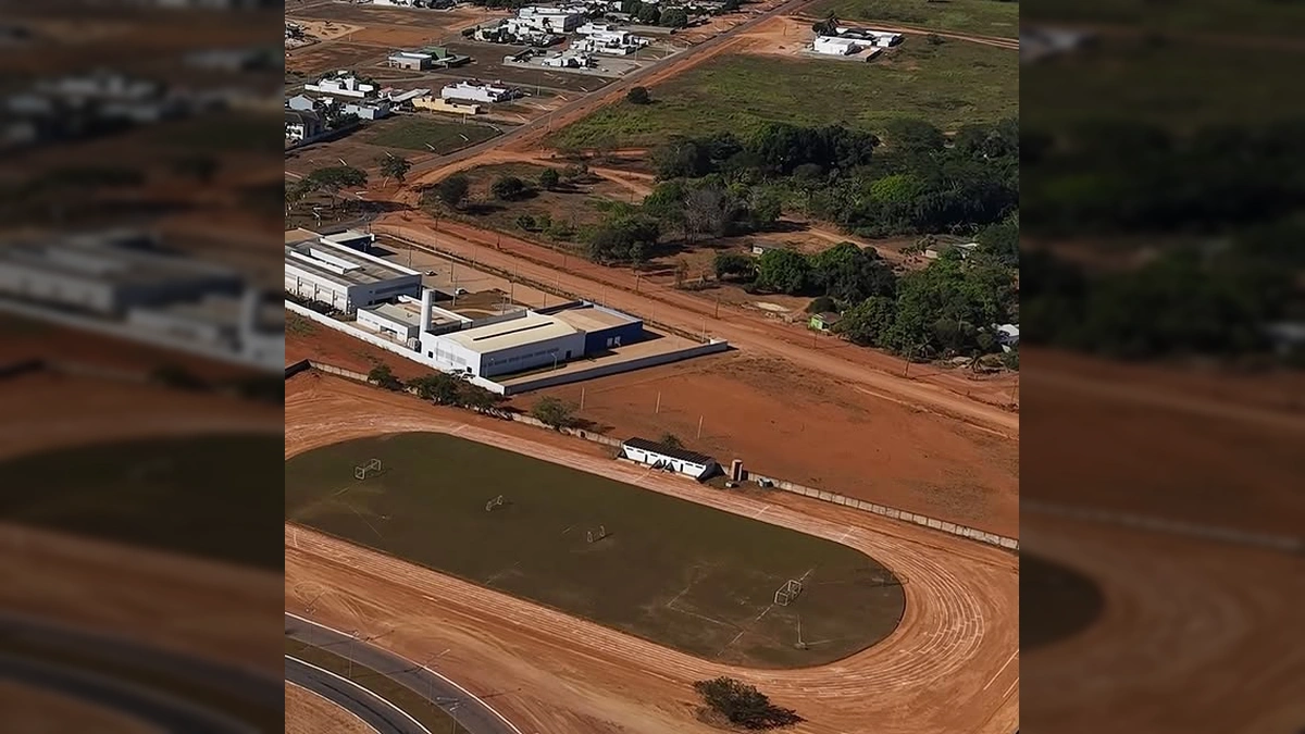 Imagem da via não asfaltada em Matupá, com postes de luz ao lado. Créditos: Prefeitura Municipal de Matupá / Instagram.