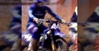 Vista da pista de motocross em Matupá, com equipes trabalhando na montagem da estrutura para o evento sob um céu azul. Crédito: Prefeitura Municipal de Matupá / Instagram.