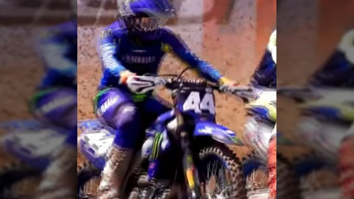 Vista da pista de motocross em Matupá, com equipes trabalhando na montagem da estrutura para o evento sob um céu azul. Crédito: Prefeitura Municipal de Matupá / Instagram.