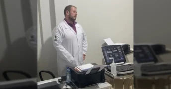 Dr. Guilherme, cirurgião vascular, realizando ultrassonografia em paciente no atendimento da Secretaria Municipal de Saúde de Itanhangá. Créditos: Prefeitura de Itanhangá / Instagram