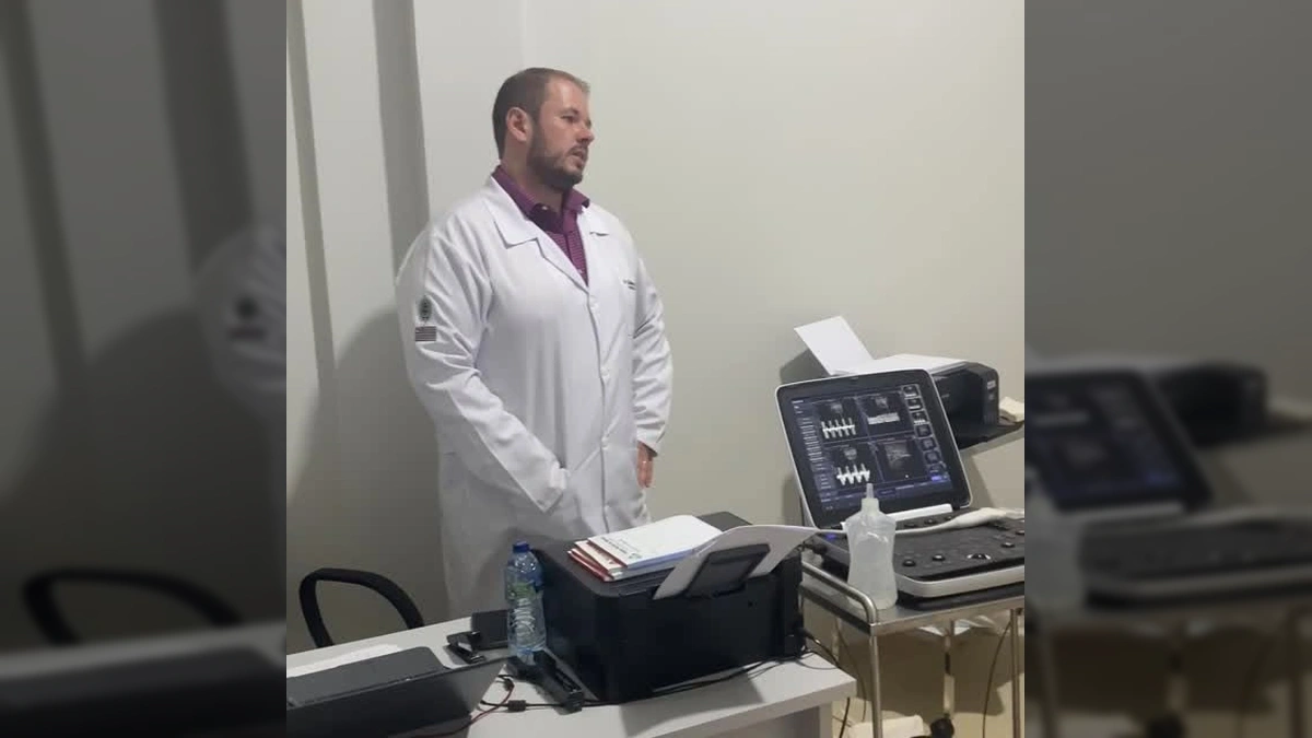 Dr. Guilherme, cirurgião vascular, realizando ultrassonografia em paciente no atendimento da Secretaria Municipal de Saúde de Itanhangá. Créditos: Prefeitura de Itanhangá / Instagram