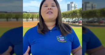 Mulher falando sobre a Meia Maratona em Lucas do Rio Verde. Créditos: Prefeitura de Lucas do Rio Verde.