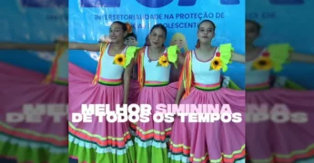 Meninas do Programa Siminina, da Prefeitura de Cuiabá, em trajes tradicionais de Siriri, dançando em palco azul. Créditos: Prefeitura de Cuiabá / Instagram.