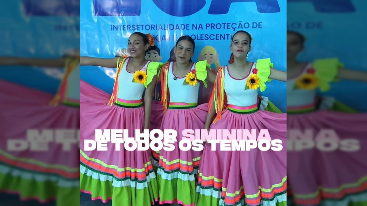 Meninas do Programa Siminina, da Prefeitura de Cuiabá, em trajes tradicionais de Siriri, dançando em palco azul. Créditos: Prefeitura de Cuiabá / Instagram.